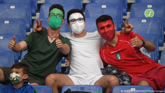 جشنی رنگارنگ با آرایش‌های مبتکرانه فوتبالدوستان