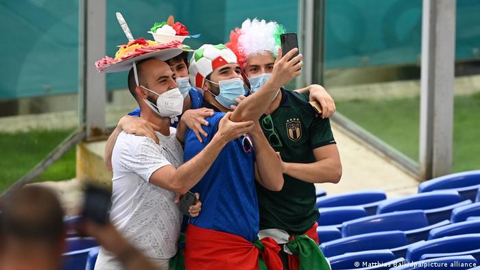 جشنی رنگارنگ با آرایش‌های مبتکرانه فوتبالدوستان