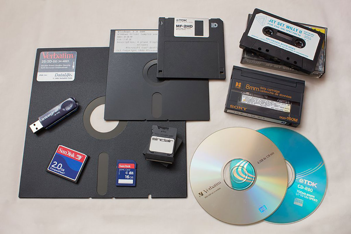 فلاپی دیسک چیست و آیا هنوز کاربرد دارد؟