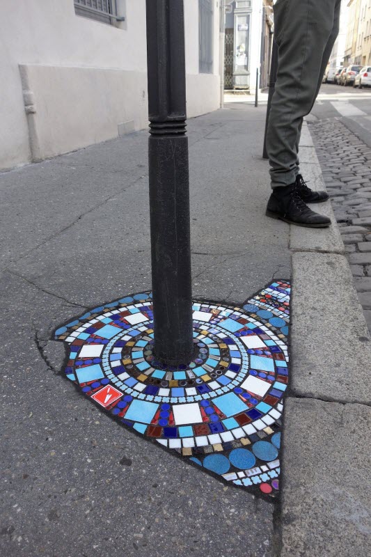 این هنرمند تَرَک‌های خیابان‌ها را تبدیل به آثار هنری خیره‌کننده برای رهگذرها کرده است