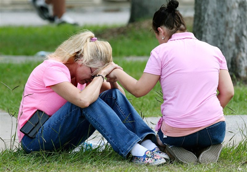 اعتراض به فتوشاپ کردن عکس دختران در کتاب سال دبیرستانی در فلوریدا