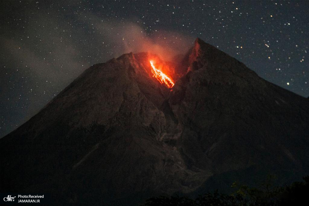 فوران مواد آتشفشانی از کوه Merapi در اندونزی + عکس