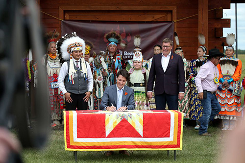 واگذاری خدمات رفاه کودکان به بومیان اولیه کانادا