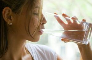 چرا باید روزانه ۱/۵ لیتر آب بنوشیم؟