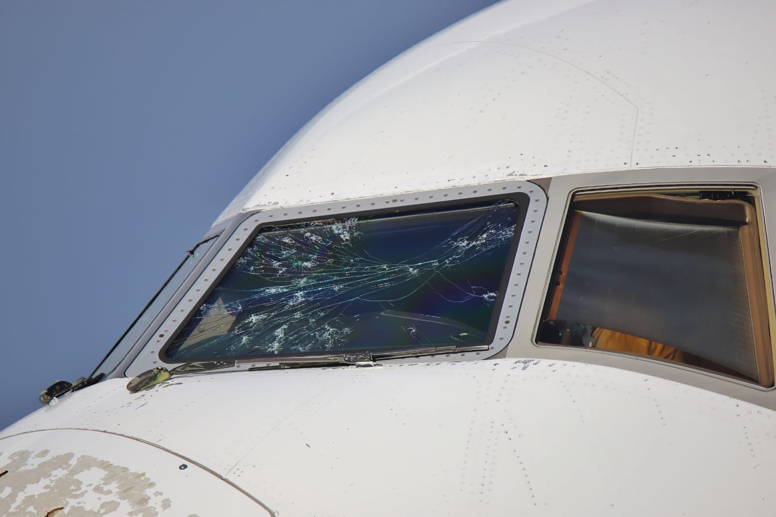وضعیت هواپیمای بوئینگ اماراتی پس از خروج از تگرگ + عکس