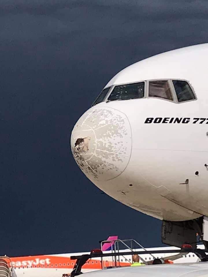 وضعیت هواپیمای بوئینگ اماراتی پس از خروج از تگرگ + عکس