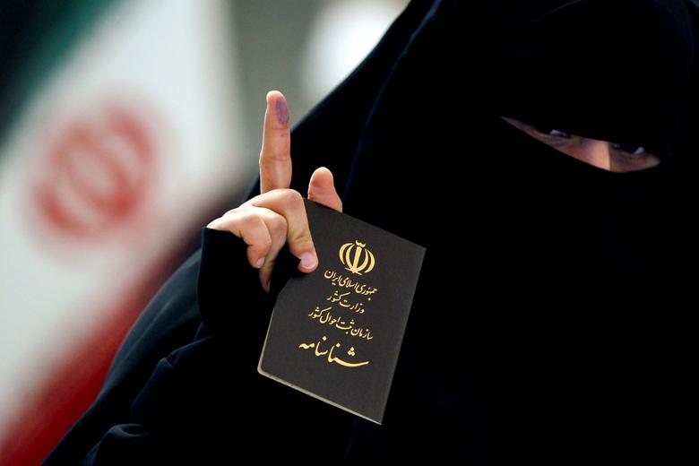تصویر متفاوت رویترز از انگشت جوهری زن ایرانی در انتخابات