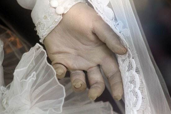 تصاویر دیدنی از عروس مومیایی زن در پشت ویترین