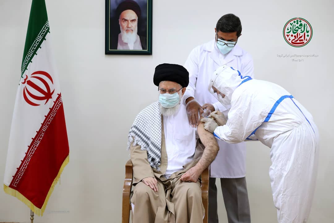 تصویری از دریافت دوز دوم واکسن ایرانی برکت توسط رهبر انقلاب