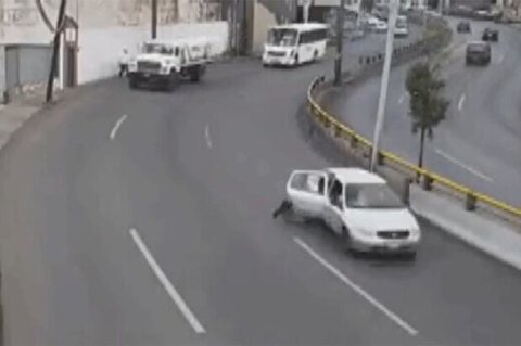 سقوط وحشتناک یک کودک از خودرو وسط خیابان