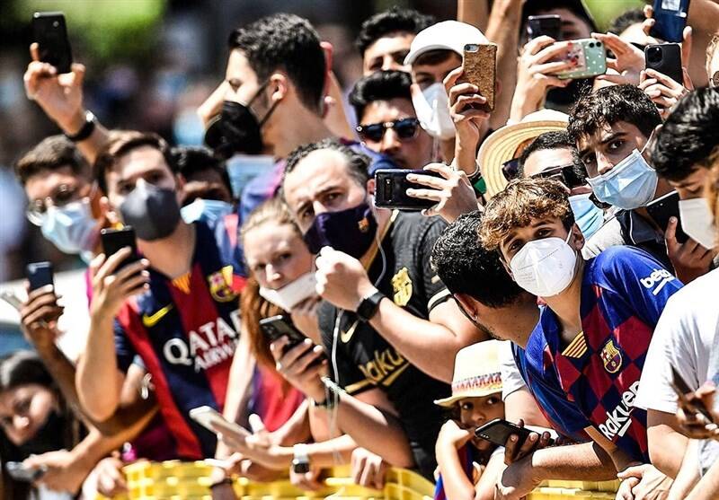 تجمع هواداران بارسلونا برای خداحافظی با مسی + عکس