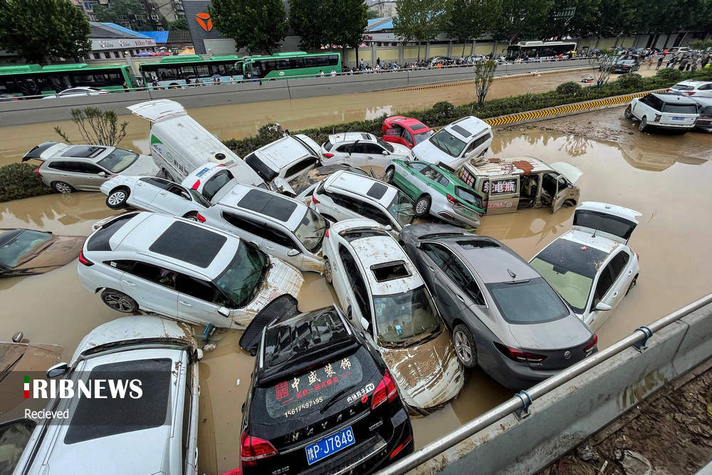 تصاویری عجیب از باتلاق خودرو در سیل ویرانگر چین
