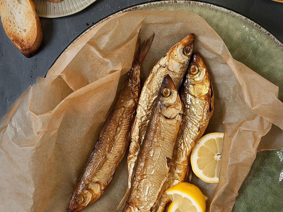 طرز تهیه ماهی دودی به سبک گیلانی‌ها | ترفندی برای گرفتن شوری ماهی دودی