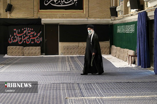 عزاداری تک نفره رهبر انقلاب در حسینیه امام