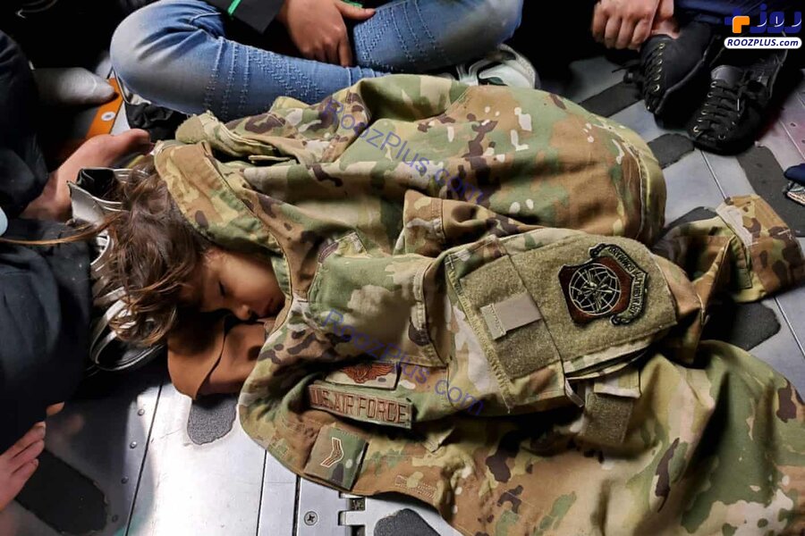 خوابِ کودک در هواپیمای نظامی+عکس