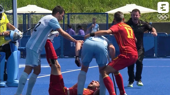 ورزشکار آرژانتینی با چوب هاکی به حریف حمله کرد!