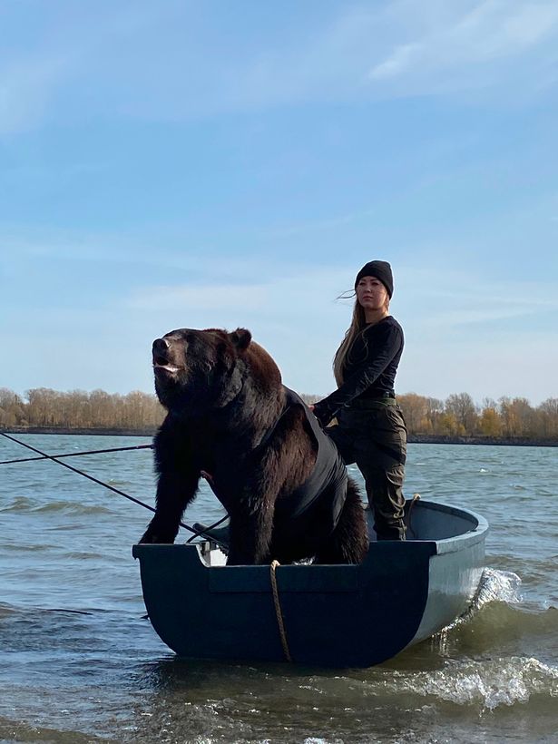 ماهیگیری دختر روس با خرس غول پیکرش + تصاویر