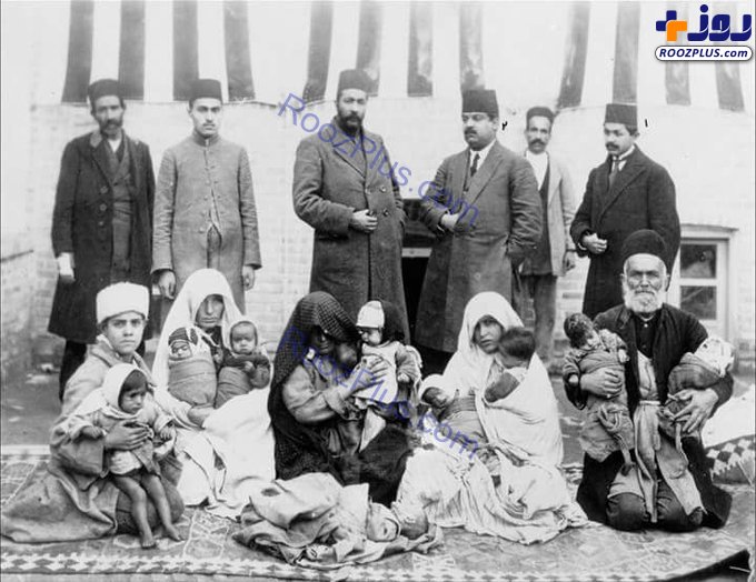 عکس خانوادگی عجیب و غریب در اواخر دوران قاجار