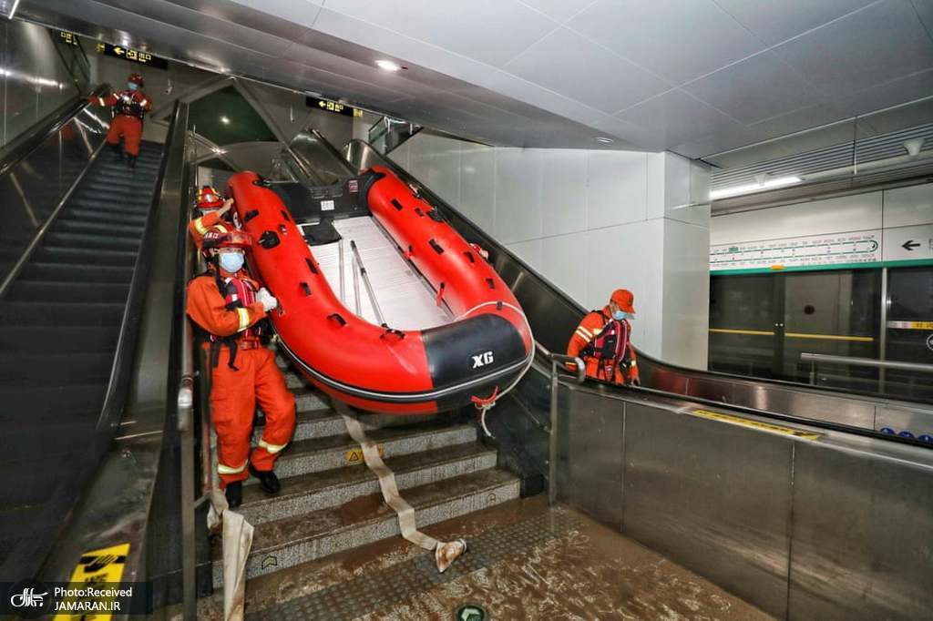 ورود با قایق به مترو سیل‌زده شهر 