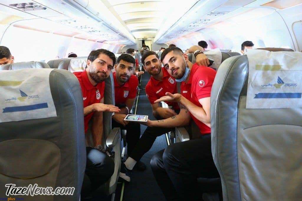 فوتبالیست های ایرانی در حال منچ بازی کردن در هواپیما+عکس