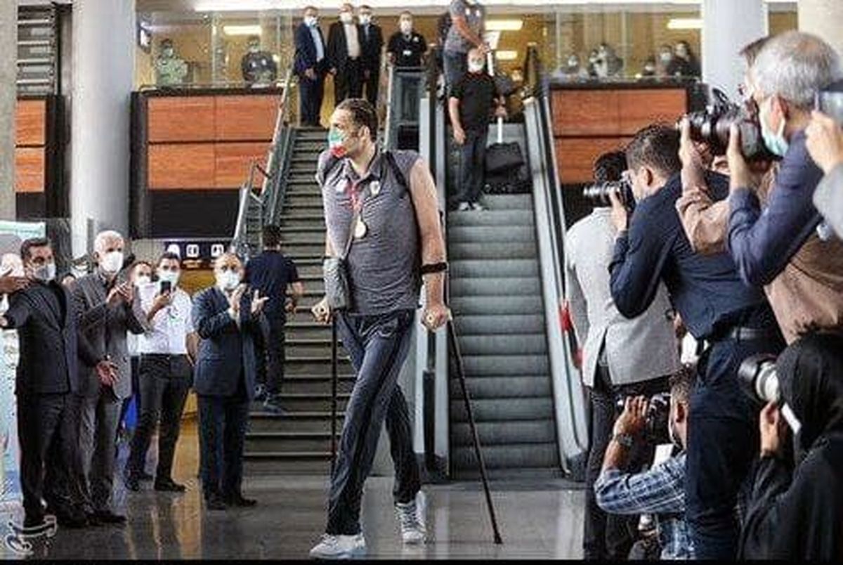 بلندقدترین ورزشکار پارالمپیکی جهان در فرودگاه امام خمینی +عکس