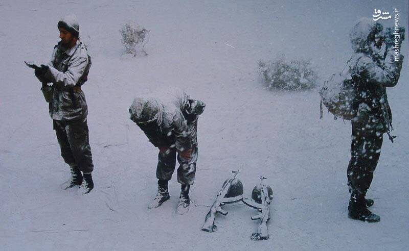 ادای نماز اول وقت سربازان ایرانی در زمستان برفی