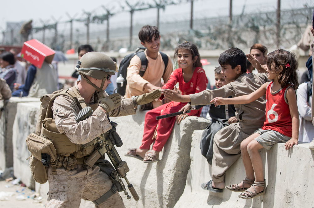تخلیه کودکان از افغانستان توسط نظامیان آمریکایی + عکس
