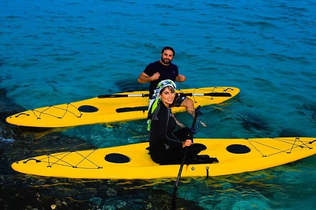 قایق سواری بابک جهانبخش و همسرش در کیش + عکس