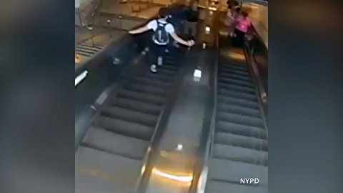 اقدام خشن مرد آمریکایی در مقابل زن جوان روی پله برقی