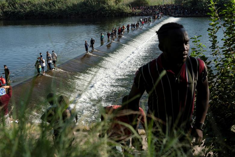 عبور مهاجران از رودخانه به دنبال پناهندگی در آمریکا + عکس