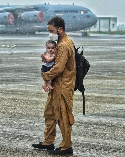 چرا عکس پدر افغان و کودکش تکان دهنده است؟