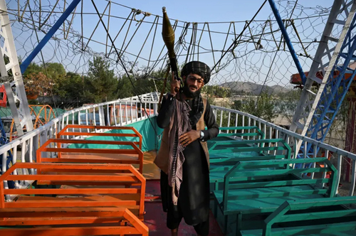 پرسه یکی از نیروهای طالبان با آر پی جی در شهربازی کودکان