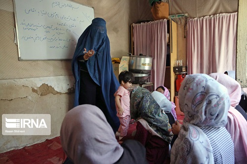 تصاویری از تحصیل پنهانی دختران افغان