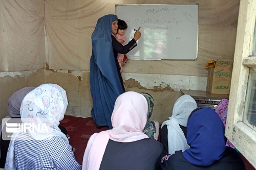 تصاویری از تحصیل پنهانی دختران افغان