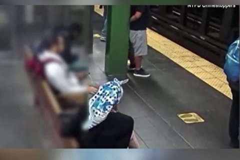 حمله عجیب و ناگهانی به یک زن در مترو نیویورک