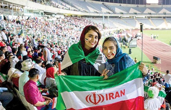 تماشاگران بازی ایران و کره‌جنوبی روی هوا