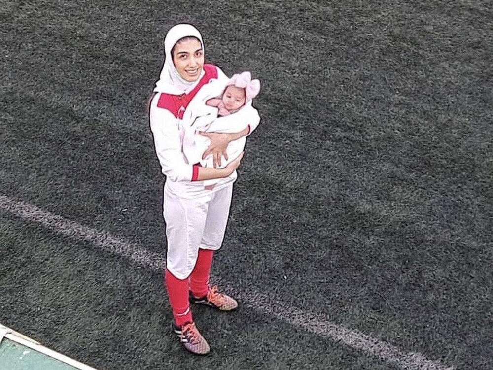تصویری زیبا از یک فوتبالیست زن با دخترش در زمین فوتبال