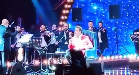 خواننده معروف ترکیه پس از ۱۲سال  روی صحنه رفت