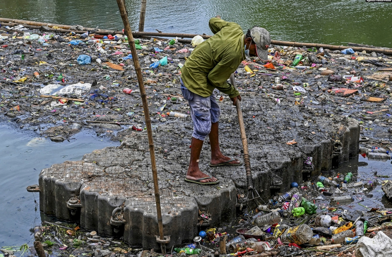 جمع کردن زباله ها از دریاچه ای در سریلانکا + عکس