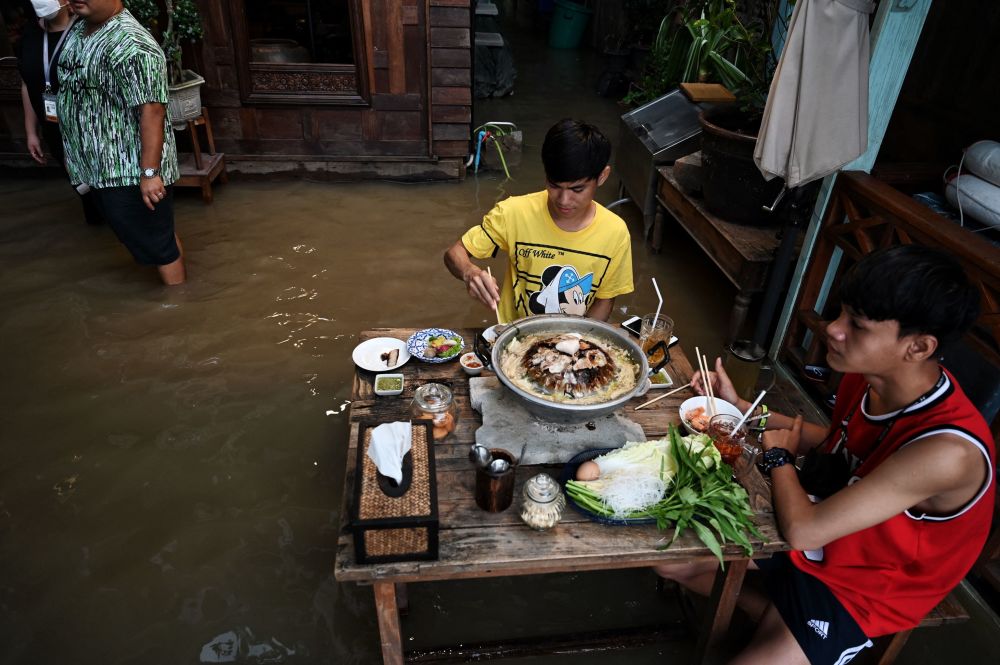 ناهار در کافه سیل‌زده تایلندی + عکس