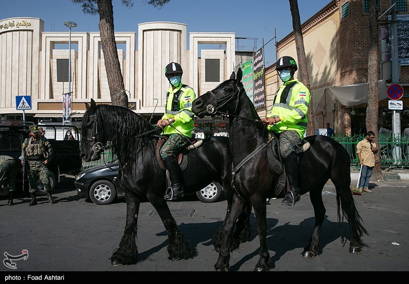 عکس یادگاری مردم با اسب سواران یگان ویژه نیروی انتظامی