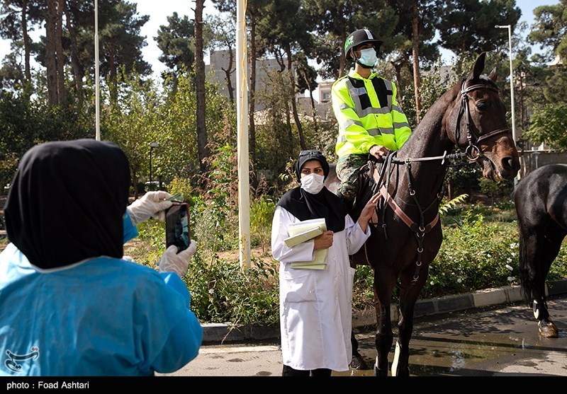 عکس یادگاری مردم با اسب سواران یگان ویژه نیروی انتظامی