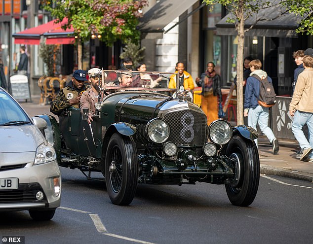 تصاویری دیدنی از لندن گردی بازیگر معروف با یک خودروی کلاسیک
