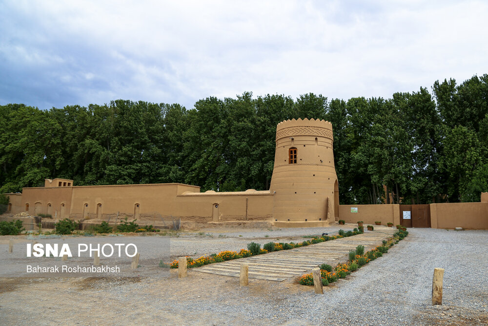 باغی بهشتی در وسط کویر یزد + عکس