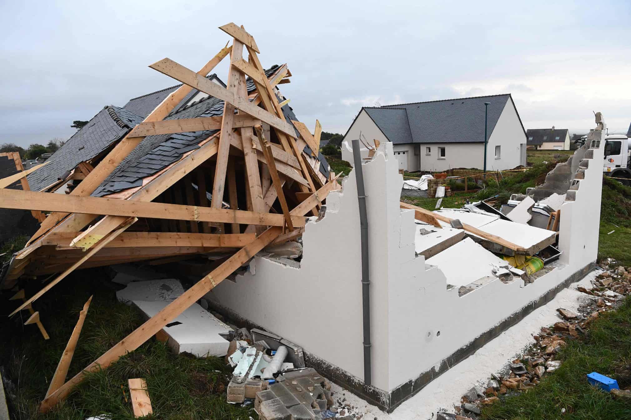 خانه ویران شده توسط طوفان آرور در غرب فرانسه