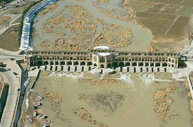 پل خواجوی اصفهان در سال ۱۳۵۴ +‌ عکس