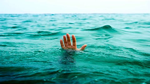 لحظه غرق شدن دو گردشگر در دریا