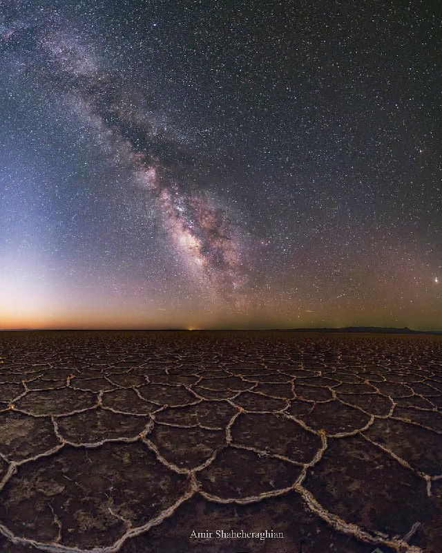کهکشان راه‌ شیری بر فراز دریاچه نمک خور + عکس