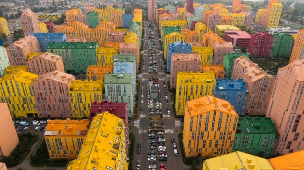 کامفورت تاون؛ شهر رنگارنگی در اوکراین که خانه‌هایش شبیه خانه لگویی است