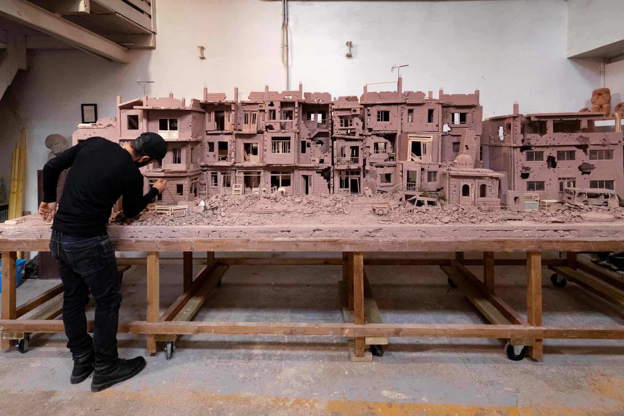 ساخت ماکت گِلی از خیابانی ویران در سوریه + عکس